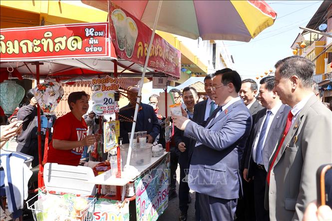 Chủ tịch Quốc hội Vương Đình Huệ tham quan Khu phố Viet Nam Town. Ảnh: Doãn Tấn - TTXVN