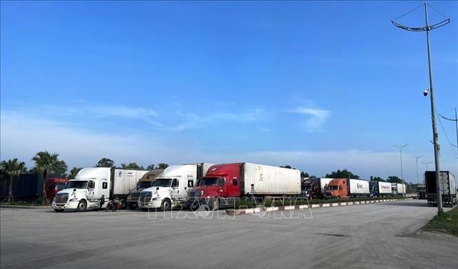 Phương tiện chở hàng hóa thông quan qua cửa khẩu Móng Cái (Việt Nam)- Đông Hưng (Trung Quốc) tại khu vực cầu Bắc Luân II. Ảnh: Văn Đức - TTXVN