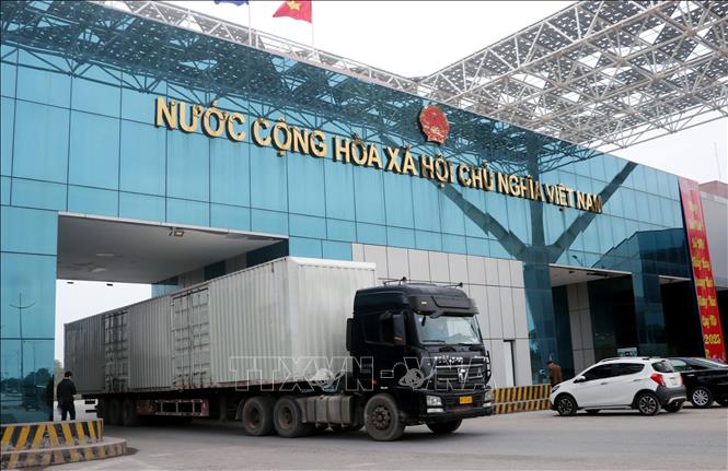 Phương tiện chở hàng hóa thông quan qua cửa khẩu Móng Cái (Việt Nam)- Đông Hưng (Trung Quốc) tại khu vực cầu Bắc Luân II. Ảnh: Văn Đức - TTXVN