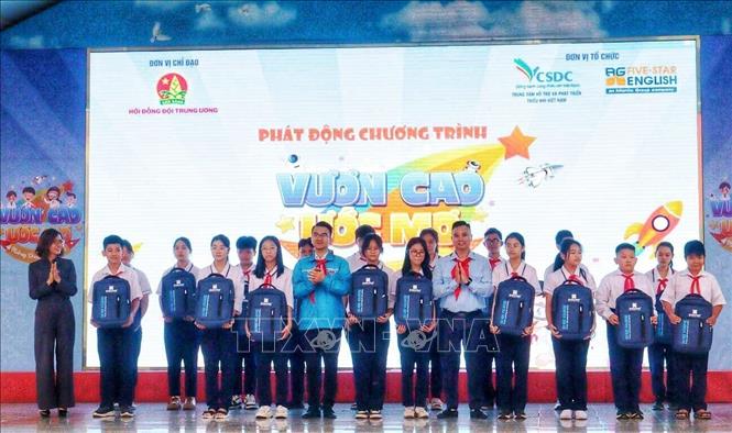 Ban Tổ chức trao 20 suất quà tặng 20 học sinh Trường Trung học Cơ sở Bạch Đằng tham gia hưởng ứng chương trình. Ảnh: TTXVN phát