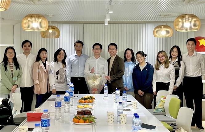 Tổng lãnh sự Việt Nam tại Hong Kong Phạm Bình Đàm (đứng thứ 5 tính từ bên trái) chụp ảnh cùng Ban Điều hành Hội Sinh viên Việt Nam tại Hong Kong. Ảnh: TTXVN phát