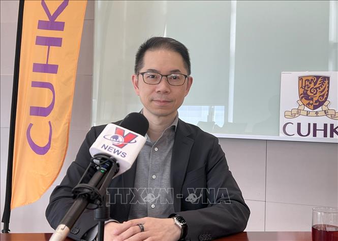 Giáo sư Andy Wong, Giám đốc Tuyển sinh và hỗ trợ tài chính của Đại học Trung Văn Hong Kong (CUHK) trả lời phỏng vấn của phóng viên TTXVN. Ảnh: Mạc Luyện - PV TTXVN tại Hong Kong
