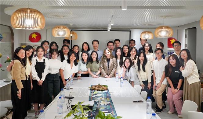 Tổng lãnh sự Việt Nam tại Hong Kong Phạm Bình Đàm (đứng giữa) chụp ảnh cùng Ban Điều hành Hội Sinh viên và các tân sinh viên Việt Nam tại Hong Kong.  Ảnh: Mạc Luyện - PV TTXVN tại Hong Kong
