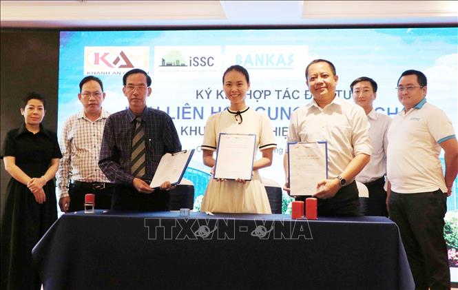 Các doanh nghiệp ký kết tiêu thụ sản phẩm OCOP Cà Mau. Ảnh: Kim Há-TTXVN