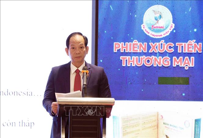 Ông Nguyễn Chí Thiện, Giám đốc Sở Công thương tỉnh Cà Mau thông tin tình hình thị trường, đánh giá cơ hội, thách thức của các sản phẩm OCOP Cà Mau và đề xuất các giải pháp tiêu thụ sản phẩm nội địa và xuất khẩu trong thời gian tới. Ảnh: Kim Há- TTXVN