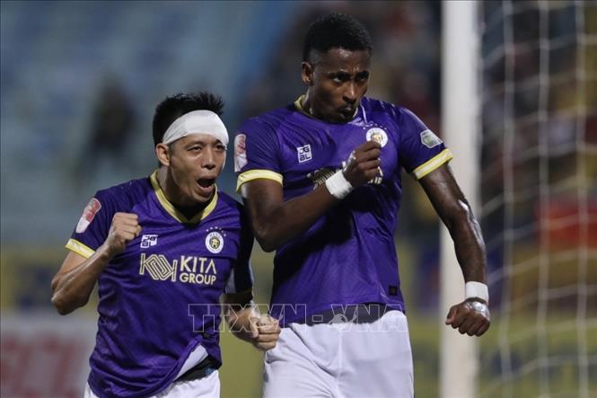 Niềm vui của các cầu thủ Hà Nội khi Denilson (số 70) ghi bang thắng ấn định chiến thắng 2-0 cho CLB Hà Nội. Ảnh: Minh Quyết - TTXVN