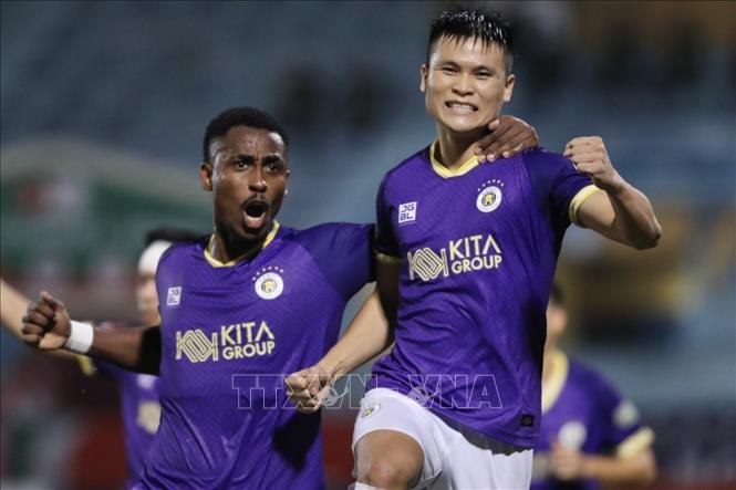 Niềm vui của các cầu thủ Hà Nội sau khi Tuấn Hải ghi bàn thắng mở tỷ số cho đội nhà. Ảnh: Minh Quyết - TTXVN
