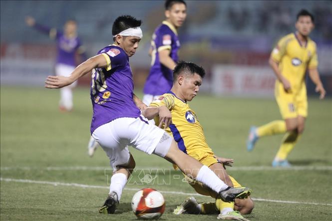 Pha ngăn chặn bóng kịp thời của hậu vệ Vương Văn Huy (số 2, SLNA). Ảnh: Minh Quyết - TTXVN