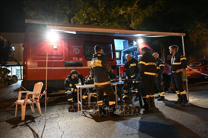 Lực lượng cứu hỏa làm nhiệm vụ tại hiện trường vụ va chạm giữa hai đoàn tàu tại khu vực nằm giữa thành phố Castelbolognese và Forli của Italy ngày 10/12/2023. Ảnh: AFP/TTXVNAFP)