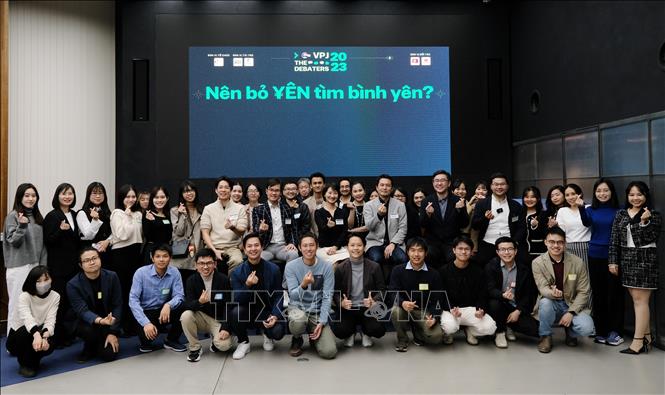 Diễn giả và Ban tổ chức sự kiện chụp ảnh lưu niệm. Ảnh: Xuân Giao - PV TTXVN tại Nhật Bản