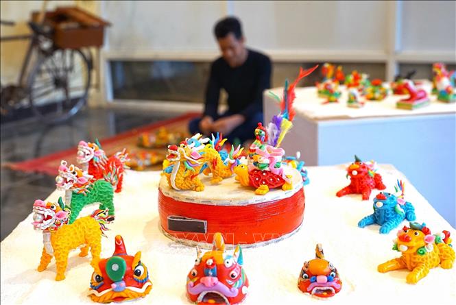 Toy figurines have three varieties, one of them is animals of Pho Khach (Chinese resided streets in the past) that were around the Hanoi ancient quarter. These animals are shaped after mythical creatures, like dragon, unicorn, turtle and phoenix. VNA Photo: Khánh Hòa