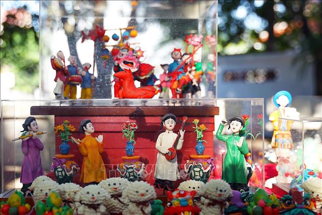 Toy figurines of girls inspired by Hang Trong painting named 