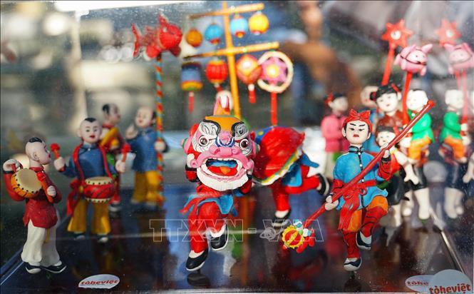 A set of toy figurines made by artisan Dang Van Hau, inspired by Mid-autumn festival parades. VNA Photo: Khánh Hòa