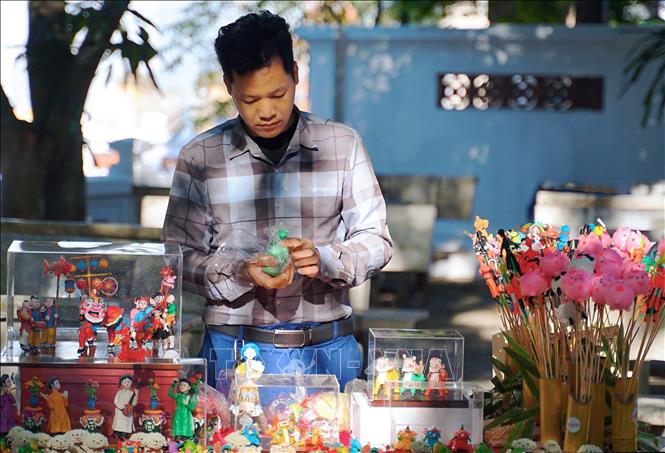 Artisan Dang Van Hau (from Xuan La village, Phu Xuyen district, Hanoi) is a pioneer in preserving and restoring the different styles of to he craftsmanship. He has identified and restored two styles: 