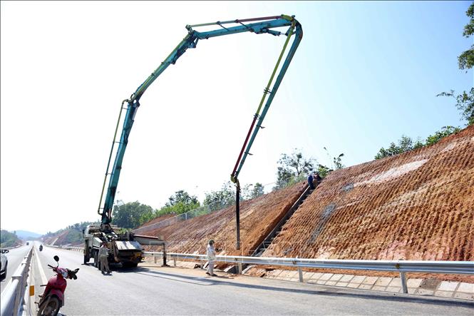 Các đơn vị thi công lắp đặt hộ lan đường trên tuyến cao tốc Tuyên Quang - Phú Thọ. Ảnh: Vũ Quang - TTXVN