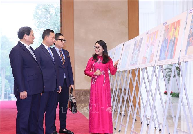 Thủ tướng Phạm Minh Chính và Thủ tướng Campuchia Samdech Hun Manet tham quan trưng bày ảnh. Ảnh: Dương Giang-TTXVN
