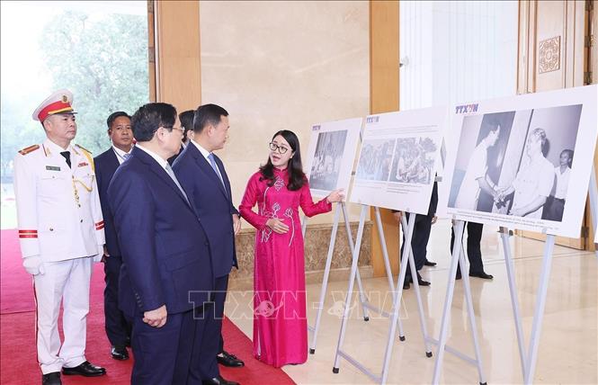 Thủ tướng Phạm Minh Chính và Thủ tướng Campuchia Samdech Hun Manet tham quan trưng bày ảnh. Ảnh: Dương Giang-TTXVN