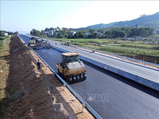 Thi công Dự án xây dựng đường cao tốc Tuyên Quang - Phú Thọ. Ảnh: Vũ Quang - TTXVN

 