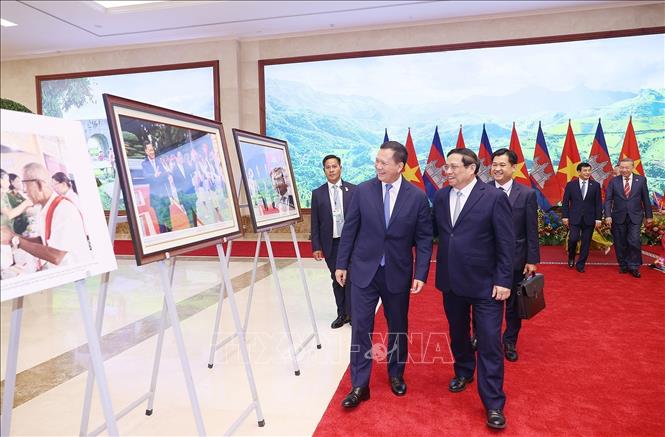 Thủ tướng Phạm Minh Chính và Thủ tướng Campuchia Samdech Thipadei Hun Manet xem những hình ảnh mới nhất của hai Thủ tướng tại Lễ đón sáng 11/12/2023 ở Phủ Chủ tịch. Ảnh: Dương Giang-TTXVN
