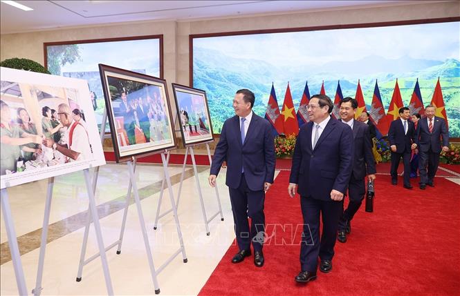 Thủ tướng Phạm Minh Chính và Thủ tướng Campuchia Samdech Thipadei Hun Manet xem những hình ảnh mới nhất của hai Thủ tướng tại Lễ đón sáng 11/12/2023 ở Phủ Chủ tịch. Ảnh: Dương Giang-TTXVN
