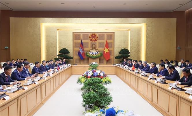 PM Pham Minh Chinh and his Cambodian counterpart Samdech Moha Bovor Thipadei Hun Manet hold talks. VNA Photo: Dương Giang 