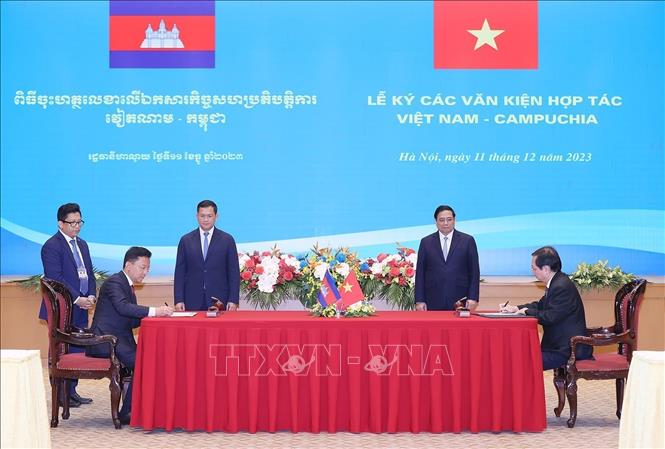 PM Pham Minh Chinh and PM Samdech Moha Bovor Thipadei Hun Manet witness the signing of cooperation documents. VNA Photo: Dương Giang 