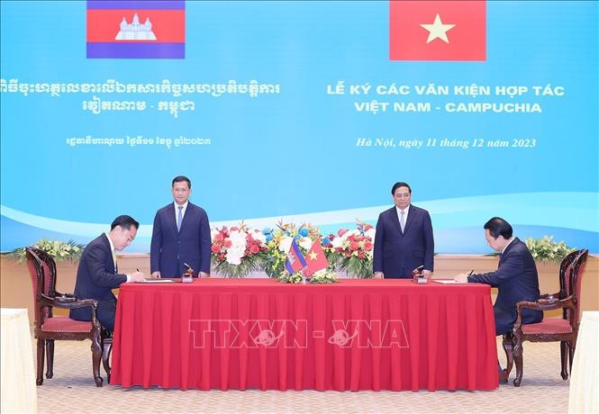 PM Pham Minh Chinh and PM Samdech Moha Bovor Thipadei Hun Manet witness the signing of cooperation documents. VNA Photo: Dương Giang 