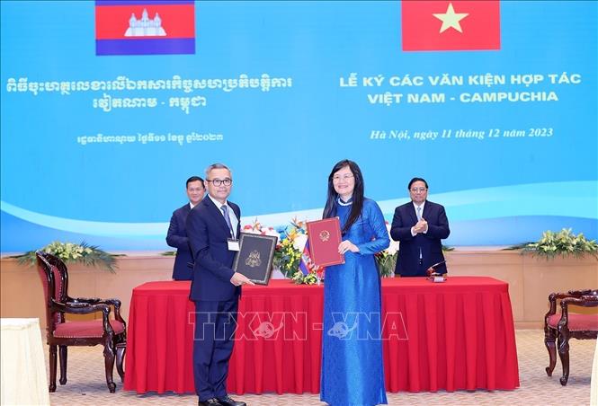 PM Pham Minh Chinh and PM Samdech Moha Bovor Thipadei Hun Manet witness the signing of cooperation documents. VNA Photo: Dương Giang 