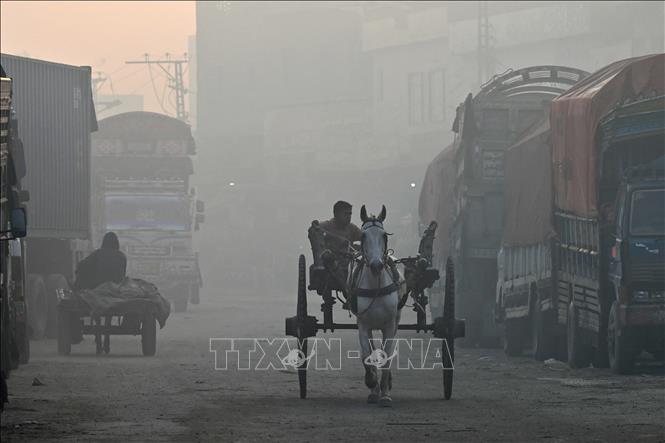 Sương mù bao phủ trên một tuyến đường ở Lahore, Pakistan, ngày 4/12/2023. Ảnh: AFP/TTXVN