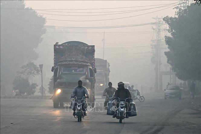  Sương mù bao phủ trên một tuyến đường ở Lahore, Pakistan, ngày 4/12/2023. Ảnh: AFP/TTXVN