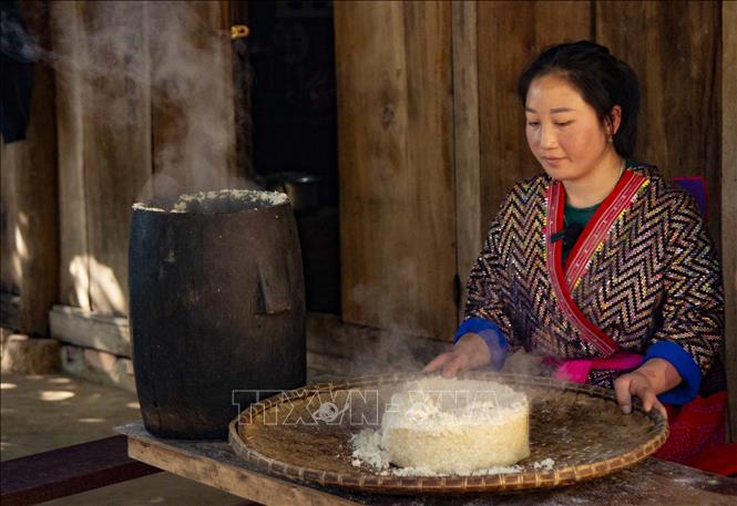 Phụ nữ dân tộc Mông ở Tủa Chùa (Điện Biên) chế biến mèn mén. Ảnh: Xuân Tư – TTXVN