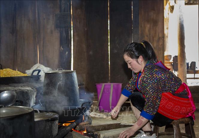 Bột ngô được ủ và đồ trên bếp. Ảnh: Xuân Tư – TTXVN