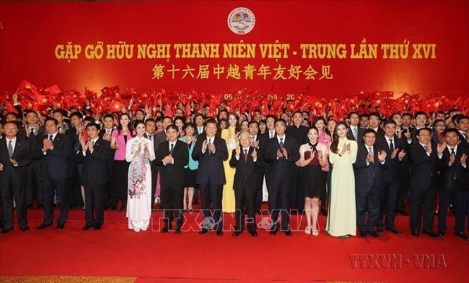 Tổng Bí thư Nguyễn Phú Trọng và Tổng Bí thư, Chủ tịch Trung Quốc Tập Cận Bình dự gặp gỡ hữu nghị thanh niên Việt – Trung lần thứ XVI (Hà Nội, 6/11/2015). Ảnh: Trí Dũng - TTXVN
