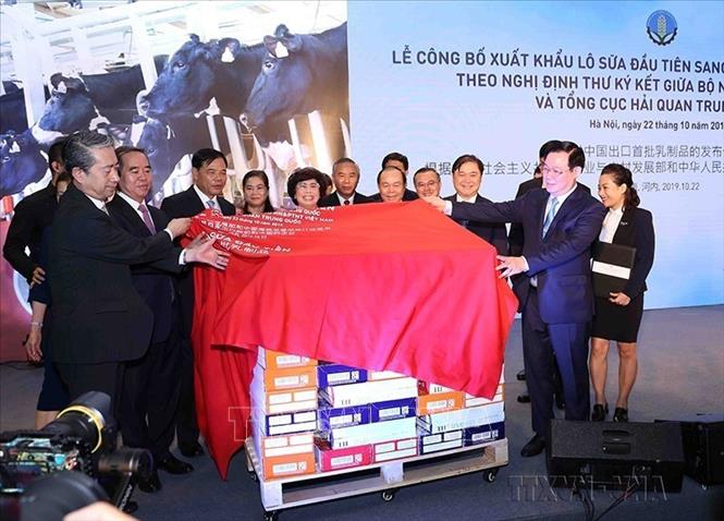 Phó Thủ tướng Vương Đình Huệ, Trưởng ban Kinh tế Trung ương Nguyễn Văn Bình cùng các đại biểu thực hiện nghi lễ xuất khẩu lô sữa đầu tiên giữa Tập đoàn TH và đối tác Trung Quốc (Hà Nội, 22/10/2019). Ảnh: TTXVN
 
