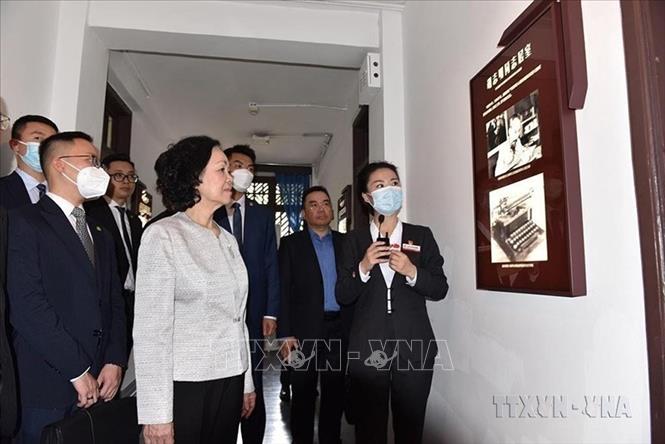 Ủy viên Bộ Chính trị, Thường trực Ban Bí thư, Trưởng Ban Tổ chức Trung ương Trương Thị Mai cùng đoàn đại biểu Đảng Cộng sản Việt Nam thăm nơi Chủ tịch Hồ Chí Minh từng sống và làm việc tại Khu di tích Nhà Kỷ niệm Cách mạng Hồng Nham, thành phố Trùng Khánh, chiều 27/4/2023. Ảnh: Tiến Trung-TTXVN 
