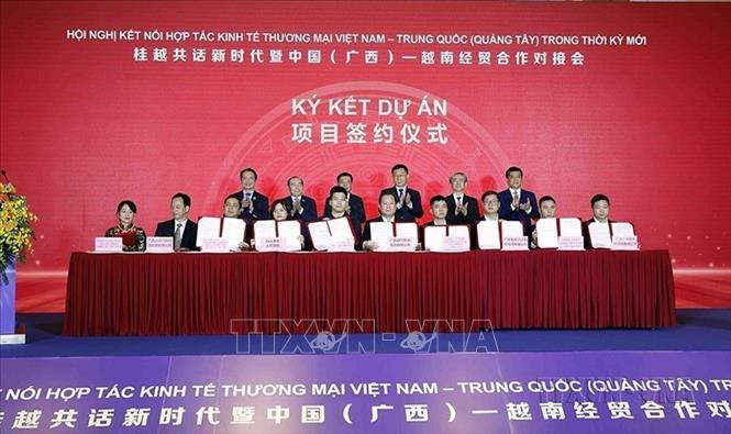 Lễ ký kết hợp tác giữa doanh nghiệp hai nước tại Hội nghị Hợp tác Kinh tế Thương mại Việt Nam – Trung Quốc (Quảng Tây) trong thời kỳ mới (Hà Nội, 31/3/2023). Ảnh: Trần Việt - TTXVN