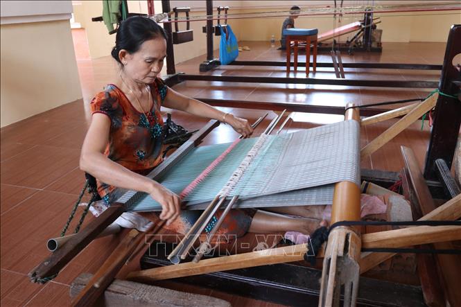 Thành viên của Hợp tác xã dệt Chăm Mỹ Nghiệp (thị trấn Phước Dân, huyện Ninh Phước) sản xuất vải thổ cẩm truyền thống. Ảnh: Nguyễn Thành – TTXVN