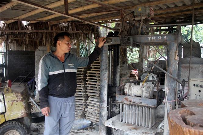 Ông Phạm Văn Hải ở phố Hạ Sơn, thị trấn Ngọc Lặc, huyện Ngọc Lặc, Thanh Hóa sinh sống trong phạm vi cắm mốc hành lang đường Hồ Chí Minh. Ảnh: Nguyễn Nam-TTXVN