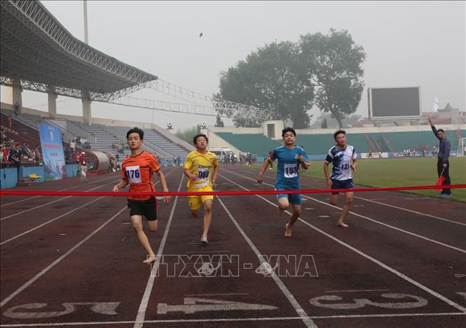 Các vận động viên điền kinh tham gia chạy 100m vòng loại nam. Ảnh: Tạ Toàn - TTXVN