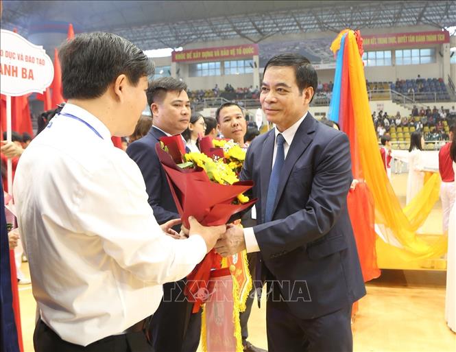 Phó Chủ tịch UBND tỉnh Phú Thọ Nguyễn Thanh Hải tặng hoa các đoàn vận động viên. Ảnh: Tạ Toàn - TTXVN
