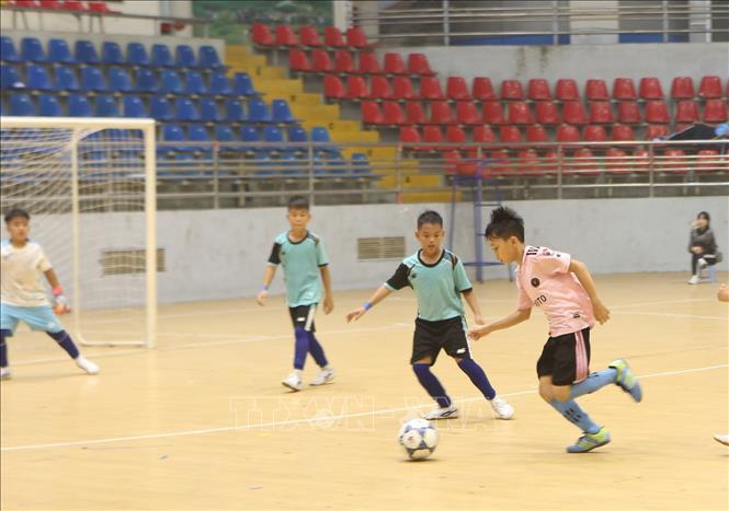 Thi đấu bóng đá Tiểu học giữa huyện Tam Nông và huyện Thanh Sơn tại Hội khỏe. Ảnh: Tạ Toàn - TTXVN