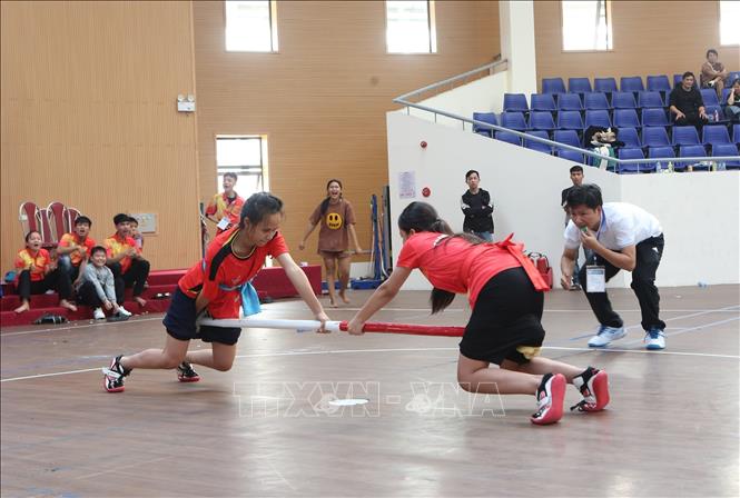 Các vận động viên tham gia thi đấu nội dung đẩy gậy nữ tại Hội khỏe. Ảnh: Tạ Toàn - TTXVN