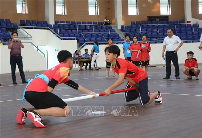 Các vận động viên tham gia thi đấu nội dung đẩy gậy nam. Ảnh Tạ Toàn - TTXVN