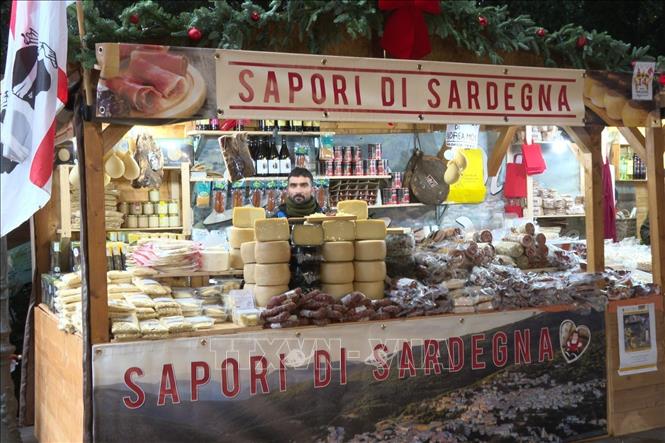 Gian hàng đặc sản thực phẩm trong chợ Giáng sinh tại Italy. Ảnh: Trường Dụy - P/v TTXVN tại Italy