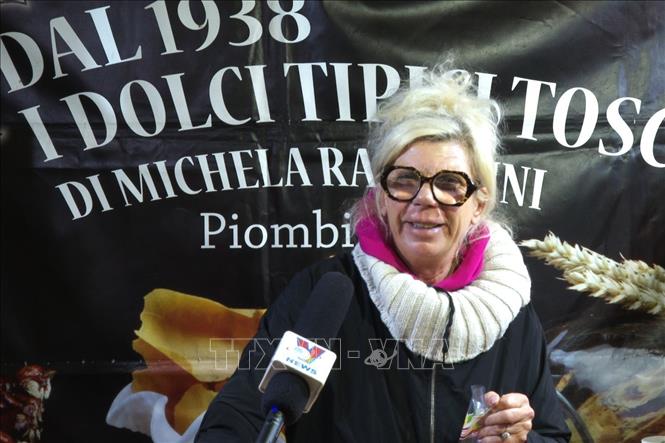 Bà Michella Razzolini, một người tiêu dùng trả lời phỏng vấn phóng viên TTXVN. Ảnh: Trường Dụy - P/v TTXVN tại Italy