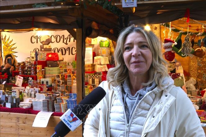 Bà Francesca Aletrả, một người tiêu dùng lời phỏng vấn phóng viên TTXVN. Ảnh: Trường Dụy - P/v TTXVN tại Italy