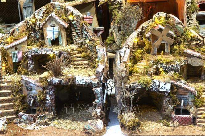 Sản phẩm mô hình hang đá của gian hàng thủ công trong chợ Giáng sinh tại Italy. Ảnh: Trường Dụy - P/v TTXVN tại Italy