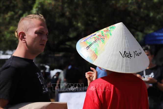 Nón lá Việt Nam góp phần quảng bá hình ảnh đất nước Việt Nam tươi đẹp, con người Việt Nam thân thiện đến bạn bè quốc tế. Ảnh: Hồng Minh - P/v TTXVN tại Pretoria, Nam Phi