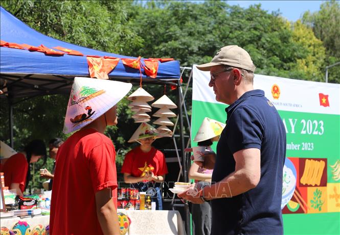 Chiếc nón lá Việt Nam mang hình ảnh đất nước Việt Nam tươi đẹp, con người Việt Nam thân thiện đến bạn bè quốc tế. Ảnh: Hồng Minh - P/v TTXVN tại Pretoria, Nam Phi