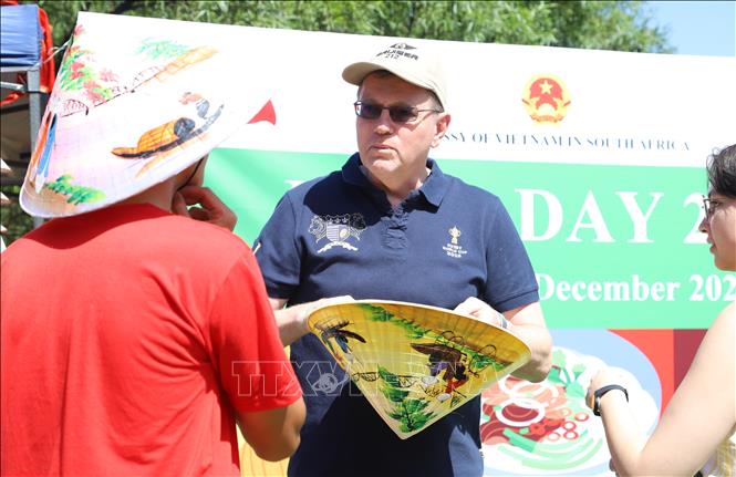 Ông Raymond Medhurst, Trưởng phòng Đông Nam Á, Vụ châu Á-Trung Đông, Bộ Ngoại giao Nam Phi nghe giới thiệu về chiếc nón lá Việt Nam. Ảnh: Hồng Minh - P/v TTXVN tại Pretoria, Nam Phi